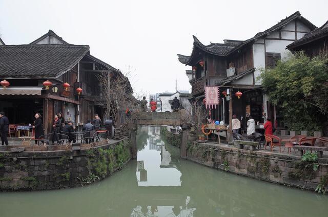 逃离废弃高校